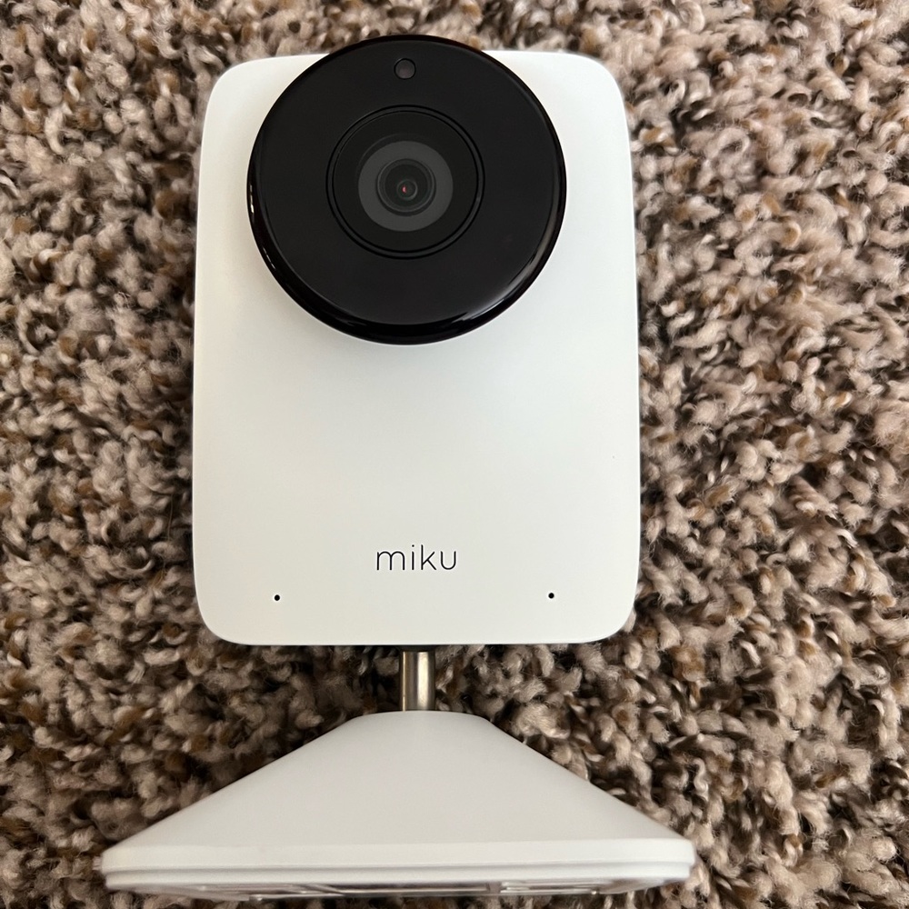 Miku smart baby monitor with wall mount